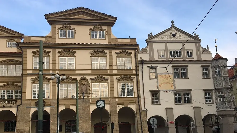 Paláce Parlamentu ČR na Malé Straně v Praze – restaurovány v letech 2019–2022 tradiční vápennou fasádní barvou HERBOL MINERALFARBE.